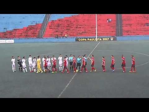 JOGADORES DE TABOÃO DA SERRA E OSASCO SE CUMPRIMENTAM ANTES DA BOLA ROLAR