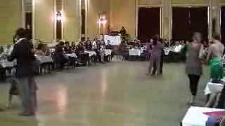 bailan el vals Nany Peralta y Sebastian Achabal festejando sus cumpleaños