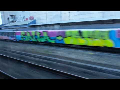 Abgestellte Triebwagen und Anhänger warten auf die Verschrottung