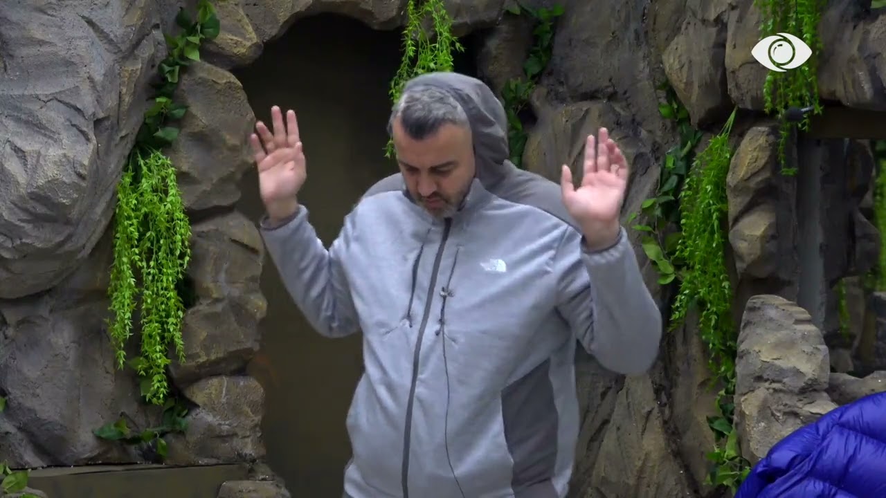 Mirëmëngjes, je zgjuar/ Juela dhe Artani shkojnë tek dera e Dhomës së Reflektimit, Rogerti nuk...