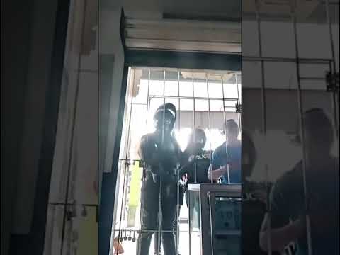 🚨 Tensión en Babahoyo: reclamo por presunta estafa termina en enfrentamiento con policías