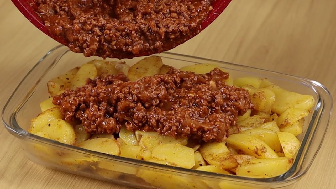 ¡Solo vierte la carne molida sobre las patatas! ¡Receta fácil y deliciosa!