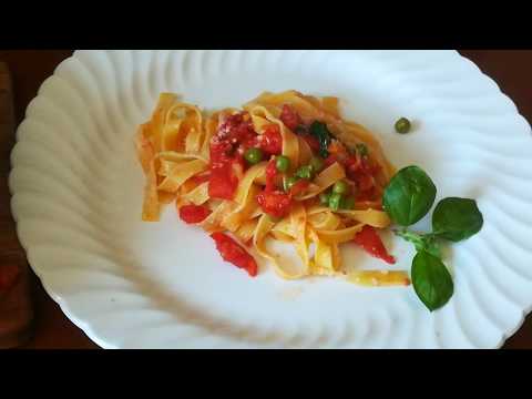 Fettuccine pomodoro e piselli. Ricetta italianaVai nella descrizione e scarica il mio Ebook gratuito