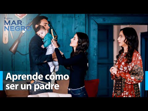 Asiye y Nefes muestran a Tahir cómo cuidar a un bebé - Mar Negro Capítulo 163 | Fugitiva