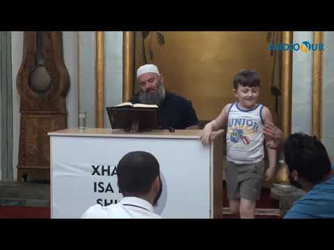 MashAllah - Në mes ligjeratës vjen Fadili i vogël për ta përqafu Hoxhën Bekir Halimi