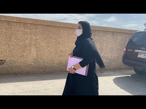 شاهد الناشطة السعودية لجين الهذلول تحضر جلسة استئناف ضد قرار منعها من السفر…