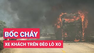 Lửa bốc cháy ngùn ngụt thiêu rụi xe khách trên đèo Lò Xo