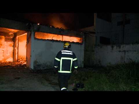 RESIDÊNCIA PEGA FOGO NA RUA MAGALHÃES DE ALMEIDA, PRÓXIMO AO BANCO DO BRASIL, EM BACABAL 140926