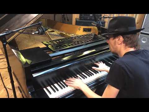 Kamil Barański improwizuje na 96-letnim fortepianie