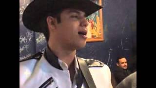 Ariel Camacho (tres besitos)