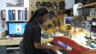 Video thumbnail for Wurlitzer 200A with VariVib (Variable Vibrato) feat. Chris Kilmore (Incubus) by Ken Rich