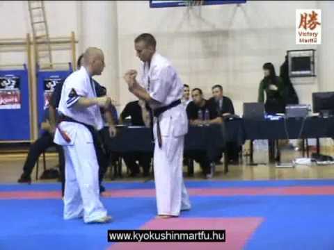 Búzás Gábor olasz ellenfelével küzd