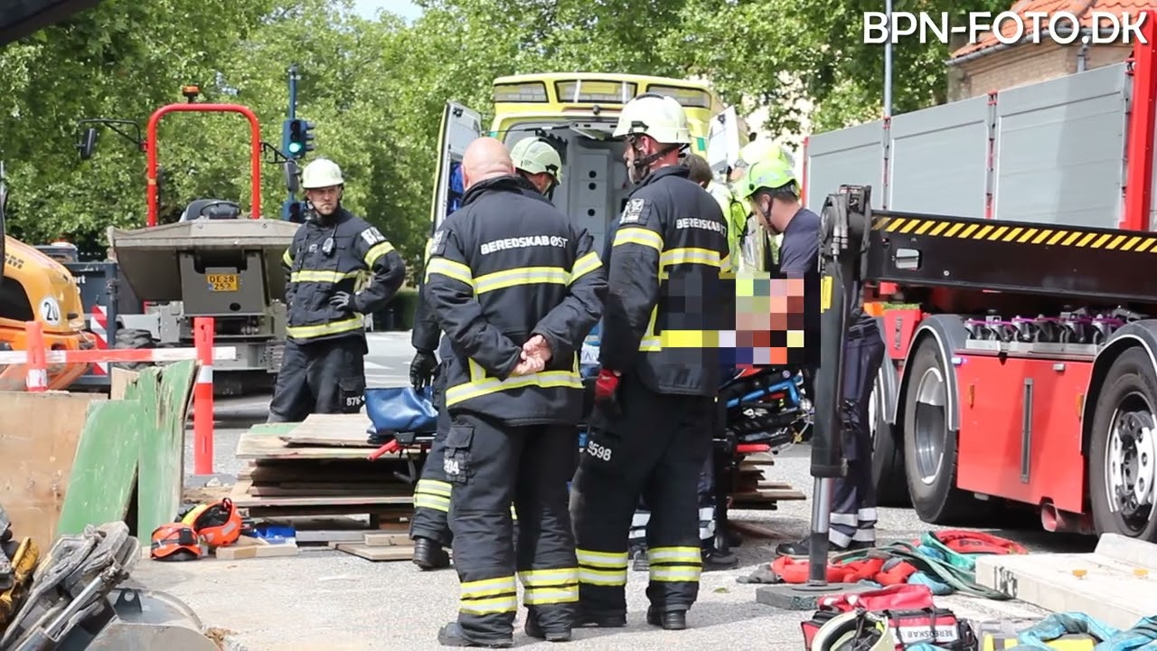 PERSON KOM I KLEMME MELLEM JORD OG ASFALTSTYKKE VED LYNGBY