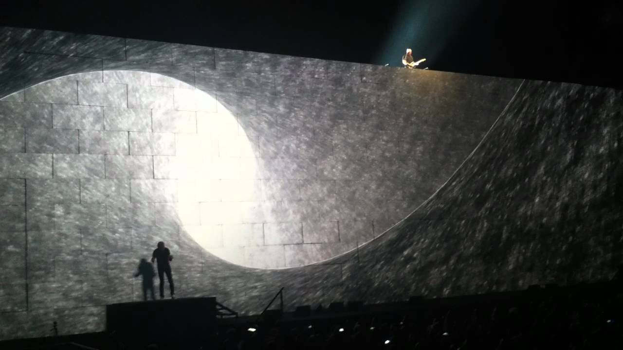 Comfortably Numb - Roger Waters and David Gilmour reunited on stage at London O2 Arena 12 May 2011 - YouTube