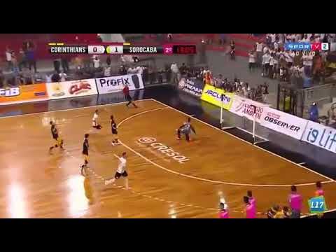 Goleiro tem noite de Falcão, marca golaço e deixa Corinthians perto do título da LPF