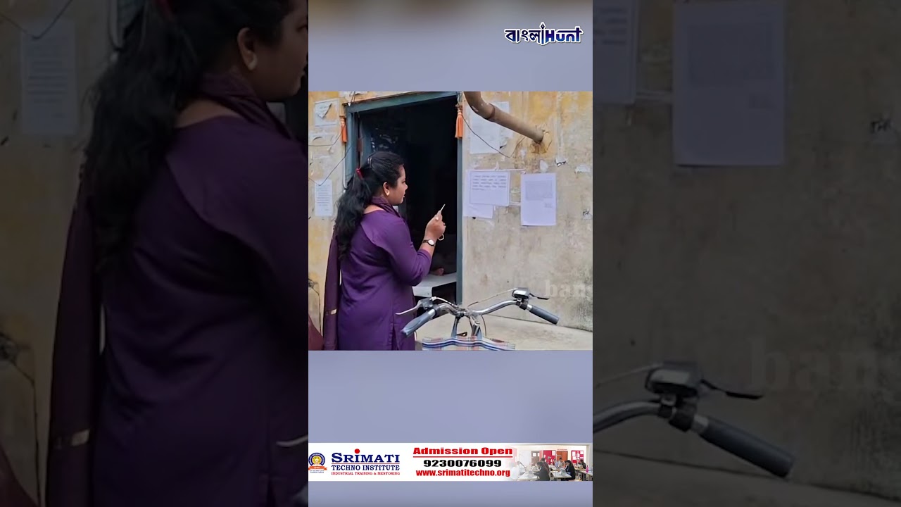 বিবাহবার্ষিকীর নিমন্ত্রণরক্ষা না-করায় জরিমানা করে চুঁচুড়া জুড়ে পোস্টার সাঁটলেন পুরকর্মী !