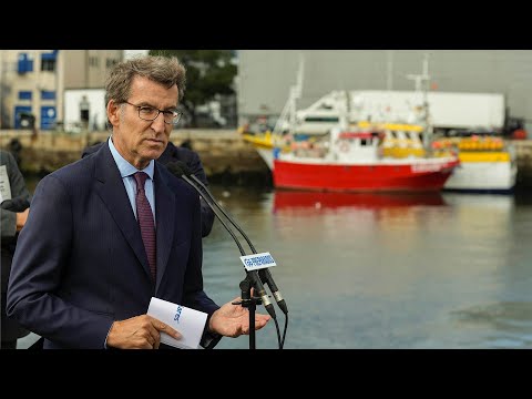 Alberto Núñez Feijóo atiende a los medios de comunicación en Vigo.