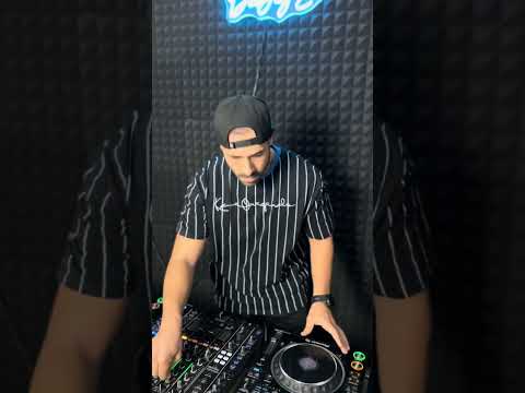 7 songs in 2.30 minutes 4 decks in the mix #djza #skills #house #music 