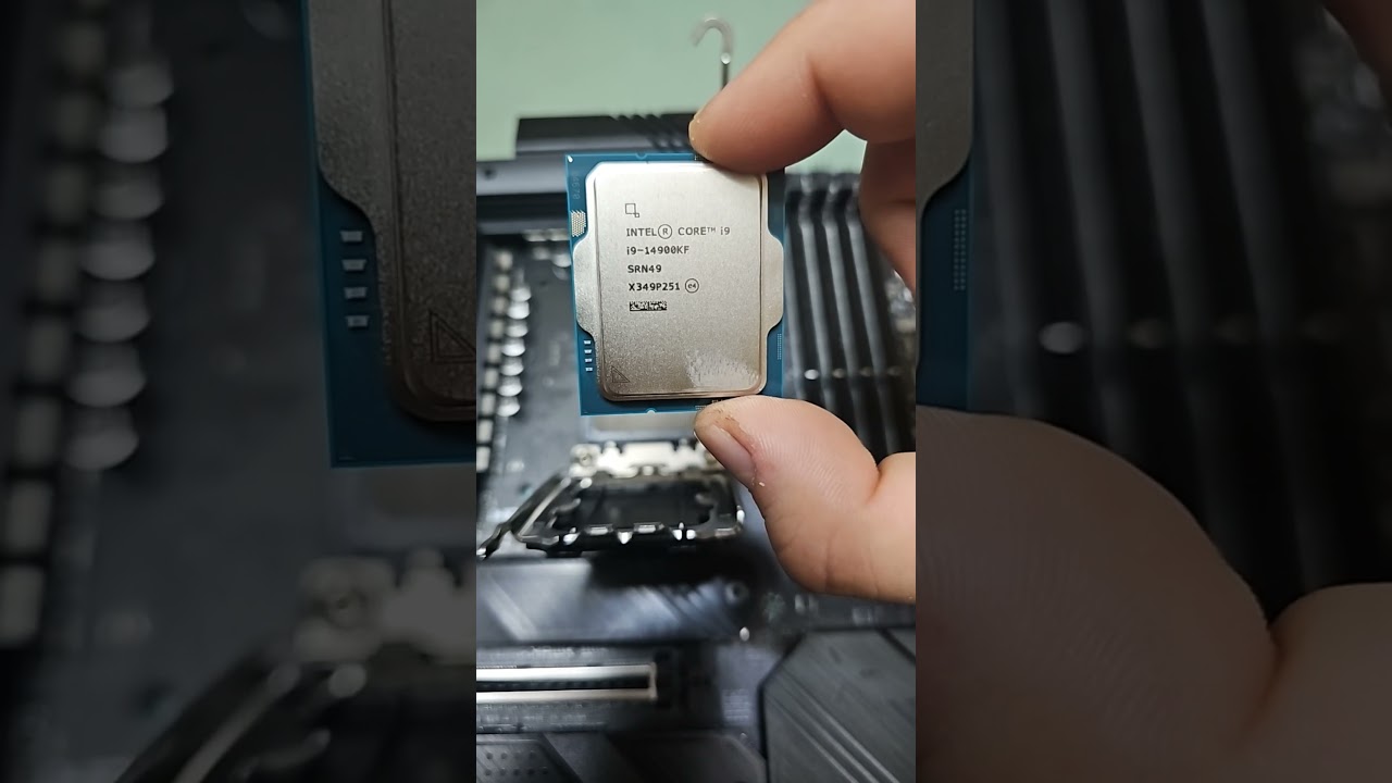 Installing a CPU in an LGA socket. Intel Core i9 14900KF AMD Ryzen 7800x3D #pcmasterrace #pcbuild