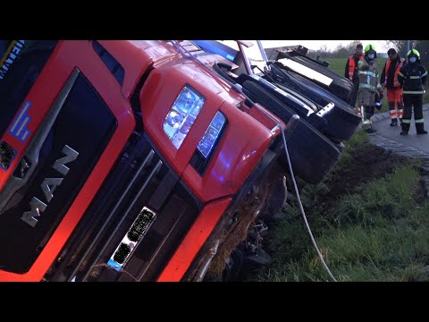 LKW mit 16 Tonnen Lebensmitteln in Kremmen umgekippt