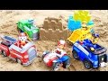 Щенячий Патруль. Строим крепость на пляже / PAW PATROL Toys playing on the beach ...