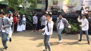 Download lagu EXOXO (Dance Cover EXO) - Wolf, Growl & Overdose (at Pensi SMPN 30 Jakarta) mp3
