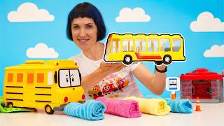 O ônibus de brinquedo vai transportar os passageiros