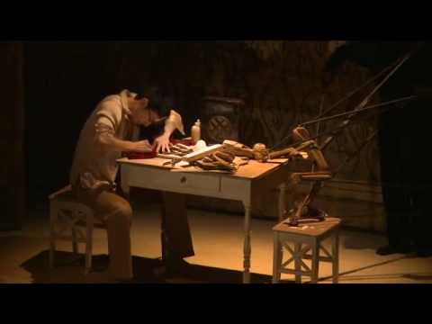 Επίσημο τρέιλερ που αφορά στο ανέβασμα από τον Θίασο [[#Kidd Pivot#]] της βραβευμένης χοροθεατρικής παράστασης Dark matters [Σκοτεινά πράγματα] της Καναδής χορογράφου, χορεύτριας και καλλιτεχνικής παραγωγού [[#Crystal Pite [Κρίσταλ Πάιτ]#]] το 2011. Κεντρικό στοιχείο της αποτελεί η έντονη αναπτυσσόμενη δυναμική της κούκλας-μαριονέτας ως συμβόλου των σκοτεινών δυνάμεων της υλικότητας, ιδίως κατά και μετά τη χειραφέτησή της από τον δημιουργό της. 