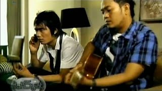 Download lagu ST12 - SKJ (Saat Kau Jauh) | DAHSYAT RCTI - 2009) mp3 Download lagu ST12 - SKJ (Saat Kau Jauh) | DAHSYAT RCTI - 2009) mp3