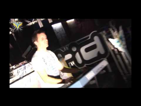 dj breeze and whizzkid feat vicky fee - maybe its feeling ( LIVE HTID 26 )