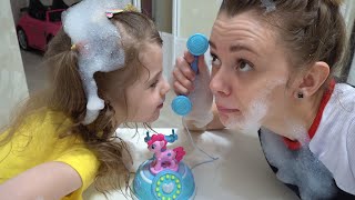 Download lagu Petualangan yang lucu dari Eva dan ibu kids story about sweets and toys mp3 Download lagu Petualangan yang lucu dari Eva dan ibu kids story about sweets and toys mp3