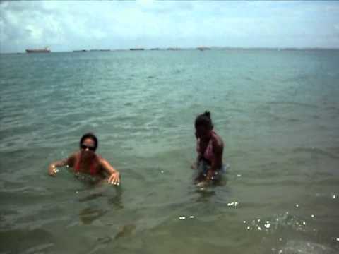 ELISAMA E SUA SOGRA NA PRAIA