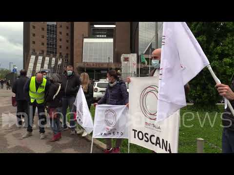 Florence, Tni protests in front of the courthouse: "If we fail, Italy fails."
