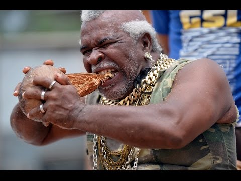 Как открыть кокос? Бора Бора, Французская Полинезия. How to open a coconut? Bora Bora. 