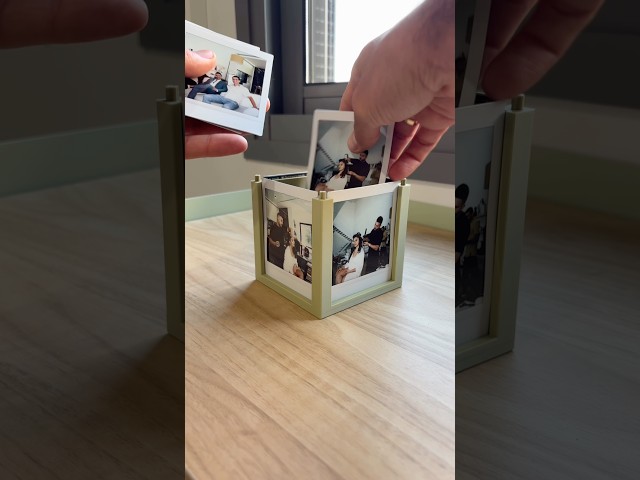 Vídeo relacionado con Bcuuozeeing Juego de 3 marcos de fotos acrílicos para fotos Instax Mini de 2 x 3 pulgadas, marco de fotos iridiscente, marco de fotos transparente, para escritorio, escuela, decoración familiar