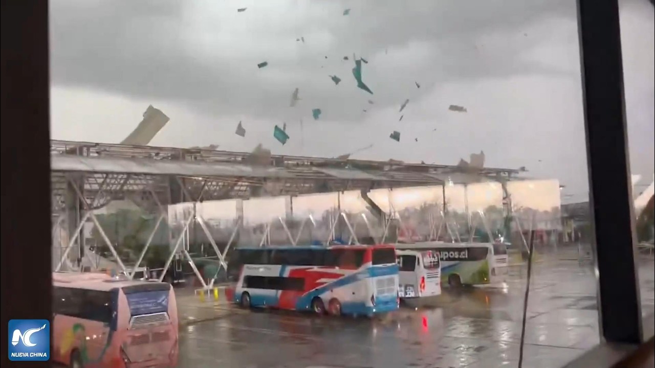 Tormenta eléctrica en capital chilena deja granizos, tornado e interrupciones en transporte