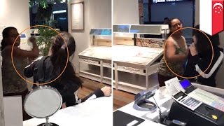 Viral video wanita India rasis memukuli penjaga toko di mall Singapura - Tomonews
