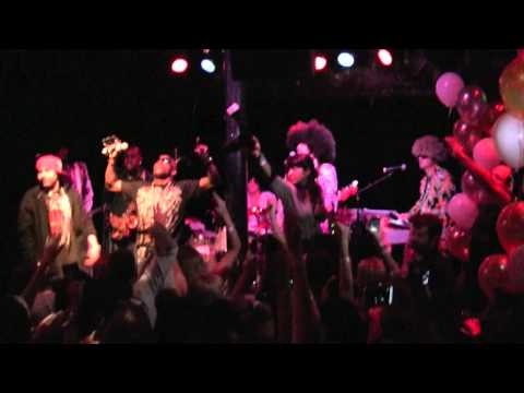 11-04-11 WB5 and Coolio Playing Gangsta's Paradise