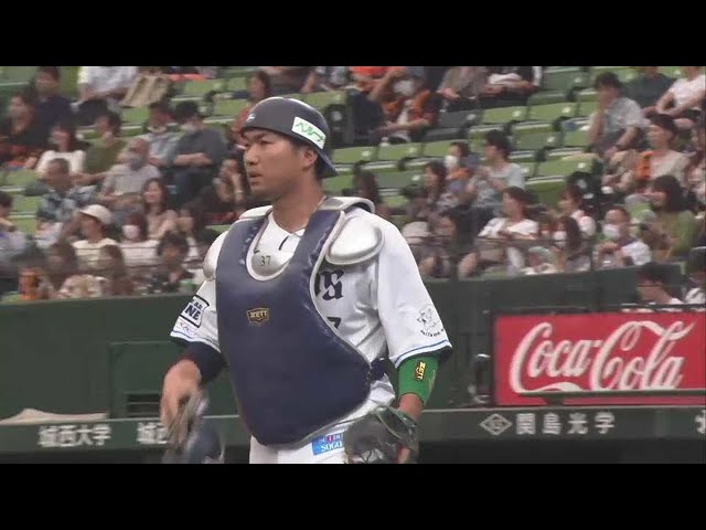 【ファーム】一瞬の隙も逃さない!! ライオンズ・柘植世那が飛び出したランナーをアウトに!! 2023年6月24日 埼玉西武ライオンズ 対 読売ジャイアンツ