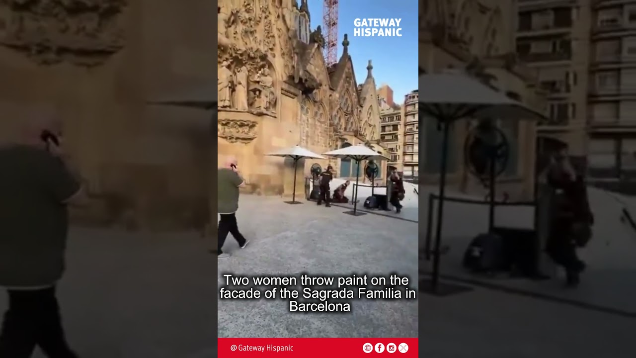 Dos mujeres vandalizan la fachada de la Sagrada Familia