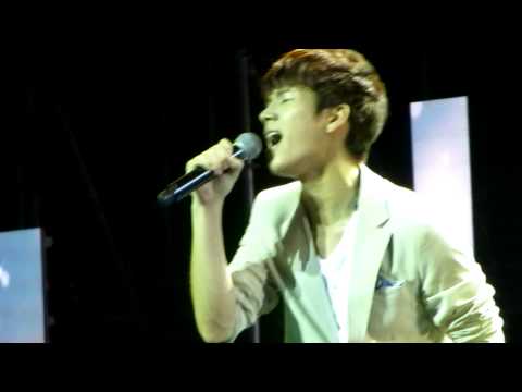 2013.3.9 Infinite at Music Bank in Jakarta..Woohyun singing Dream High OST "Dreaming"