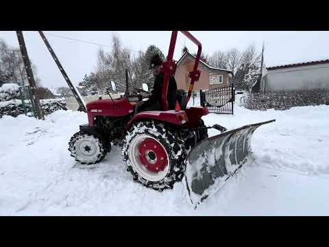 Jinma 254 w akcji /zima konkretnie zaatakowała/odśnieżanie od A do Z/co daje napęd w małym traktorze