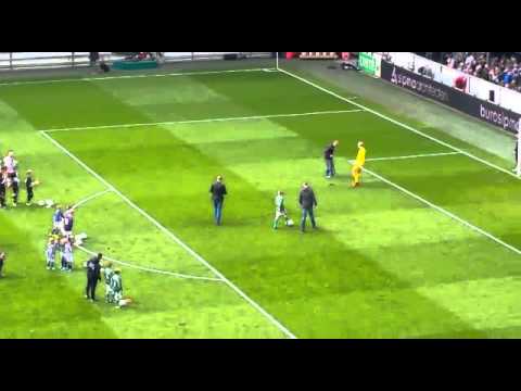 1/3 Janiek, Stijn en Brooklyn van Zeerobben nemen een penalty in het Abe Lenstra Stadion