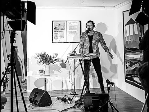 TINY WINDOW CONCERTS II - JONAS BOLLE