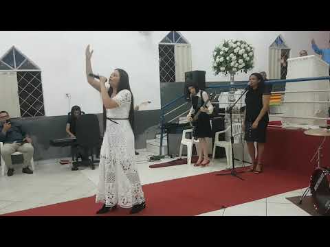 Cantora Dinamara Cardozo louvando a Deus no primeiro aniversário da Igreja Batista Tempo de Avivamen