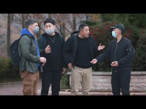 “什麼錢都可以賺嗎？”看到小伙欺騙外國遊客，路人怒了