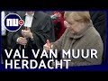 Angela Merkel plaatst kaars bij gedenkteken Berlijnse Muur