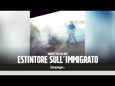 Il lavaggio giù di trattamento con aglio da parassiti Helminths alla gente di una fotografia