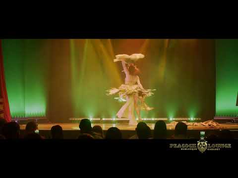 Betsy Rose performs 'Verses in Verde' at The Peacock Lounge Burlesque and Cabaret,18th March 2023