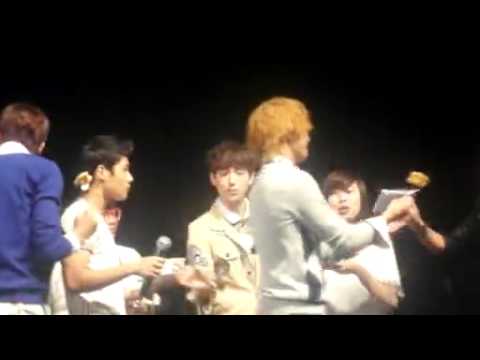 [FANCAM] 110630 ZEA HK Asia Tour - Minwoo and Smelly Tofu